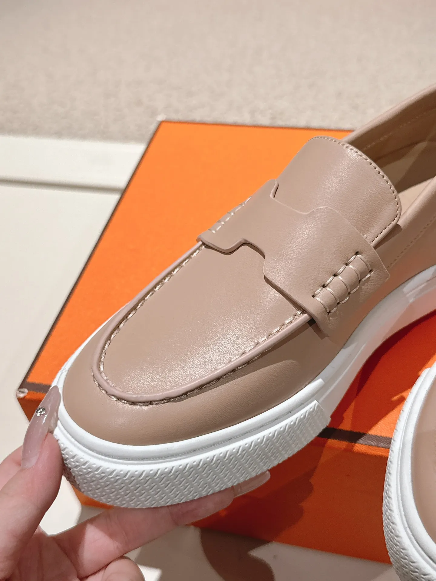 Men's men's shoes P620! Hermes# Thick Sole Couple Loafers These lace-up free sneakers in calfskin and washed denim feature signature "H" details. The design is simple and smooth, creating a fashionable urban look. It is comfortable and versatile. H family classics are not outdated, and the delivery counter is beautifully packaged🛍📦 Fabric: Original customized washed denim/first-layer cowhide Lining: Imported soft sheepskin Sole: Original open-molded anti-slip TPU material Size: 35-45